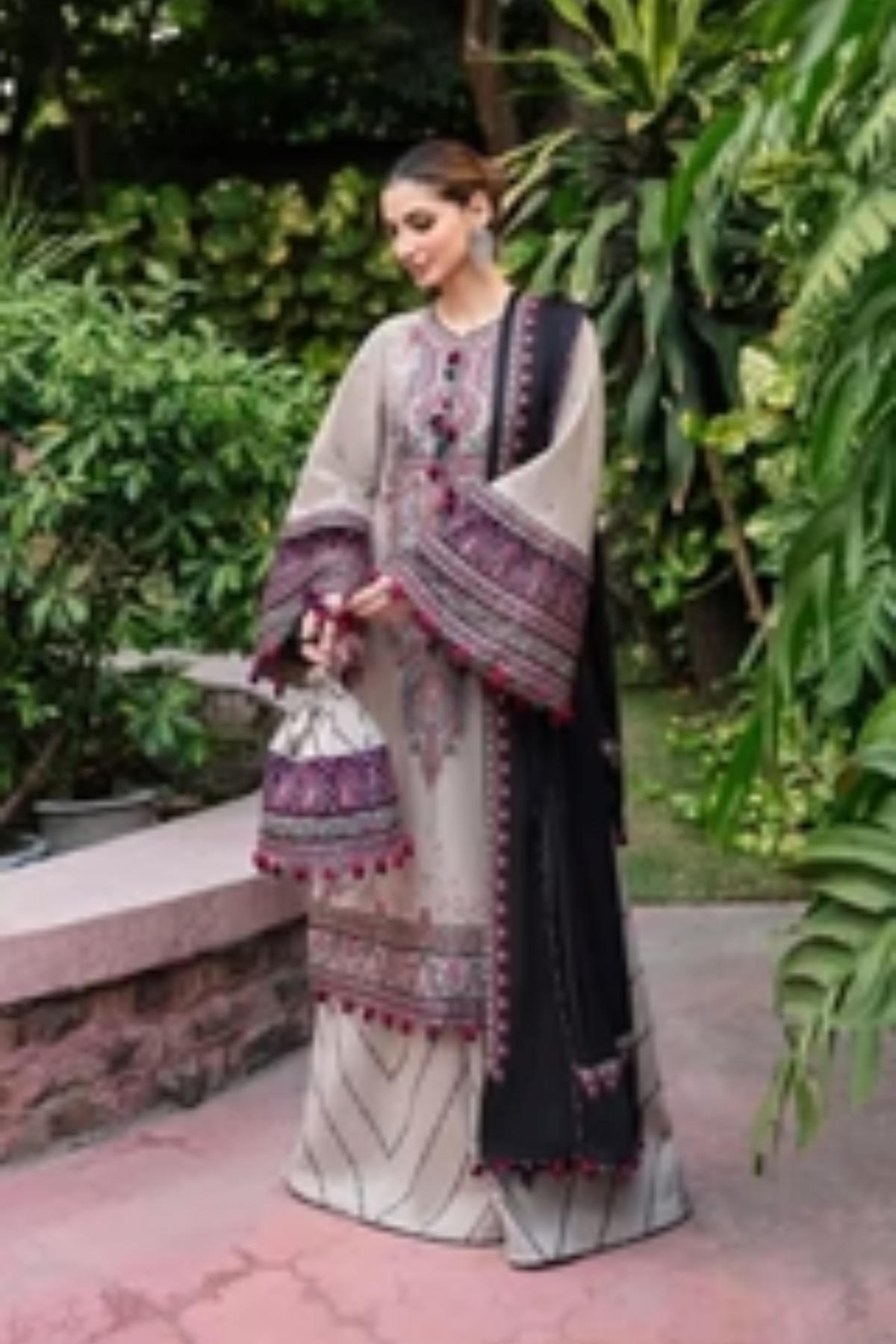 Embroidered Lawn Suit – 3 Piece MB-NRP-027