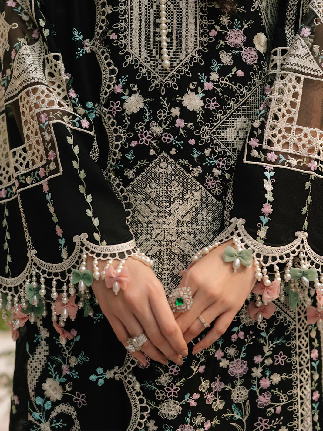 Embroidered Lawn Suit – 3 Piece MB-NRP-031