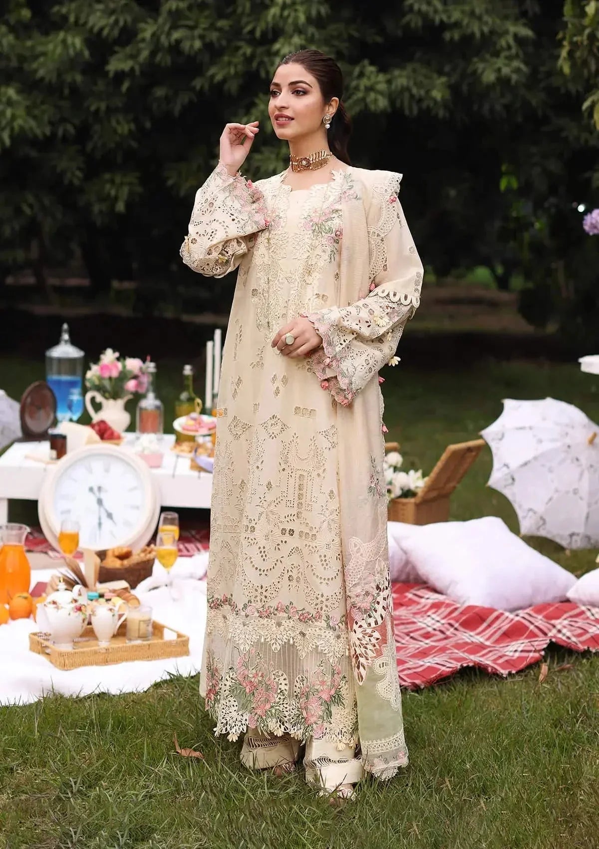 Embroidered Lawn Suit – 3 Piece MB-NRP-039