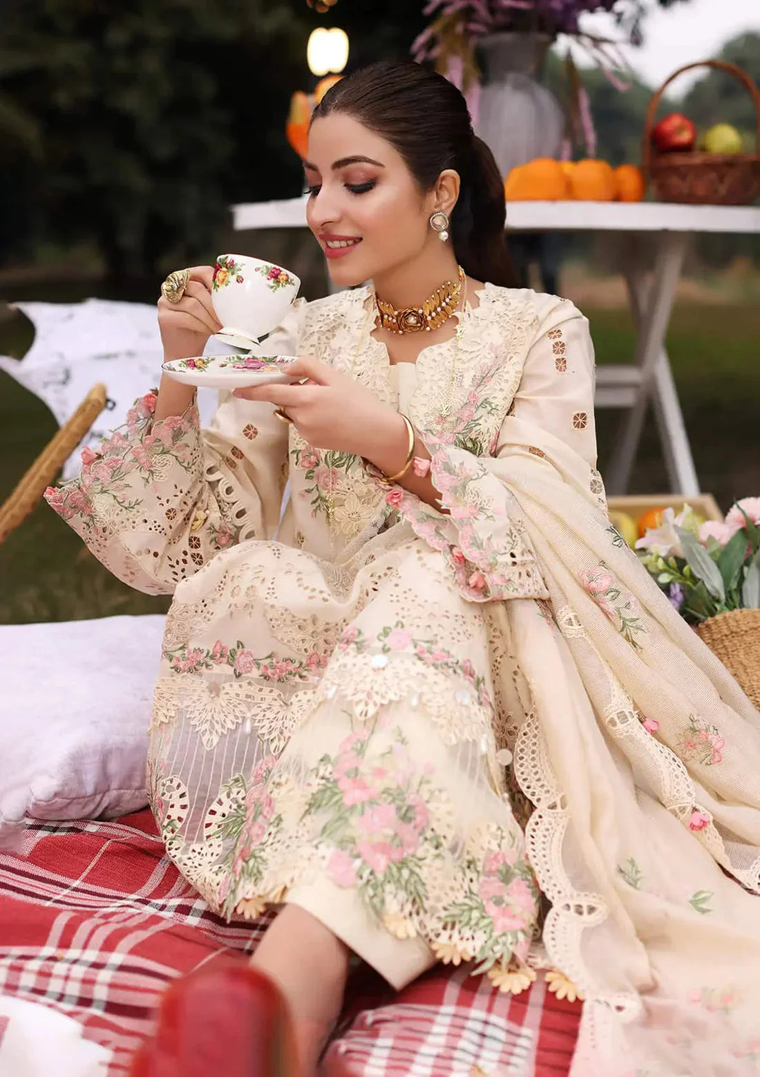 Embroidered Lawn Suit – 3 Piece MB-NRP-039